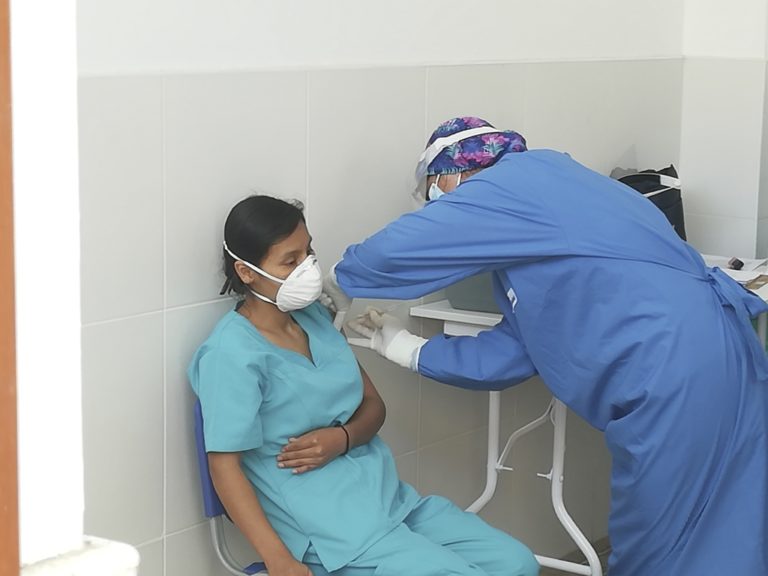 EsSalud Mollendo: Enfermera es la primera en recibir vacuna contra el Covid-19