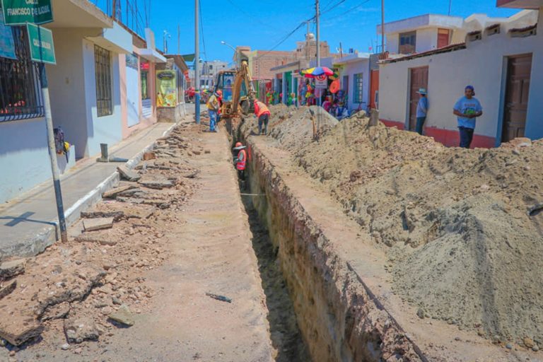 Cambian colectores y buzones en zona del mercado central de Punta de Bombón