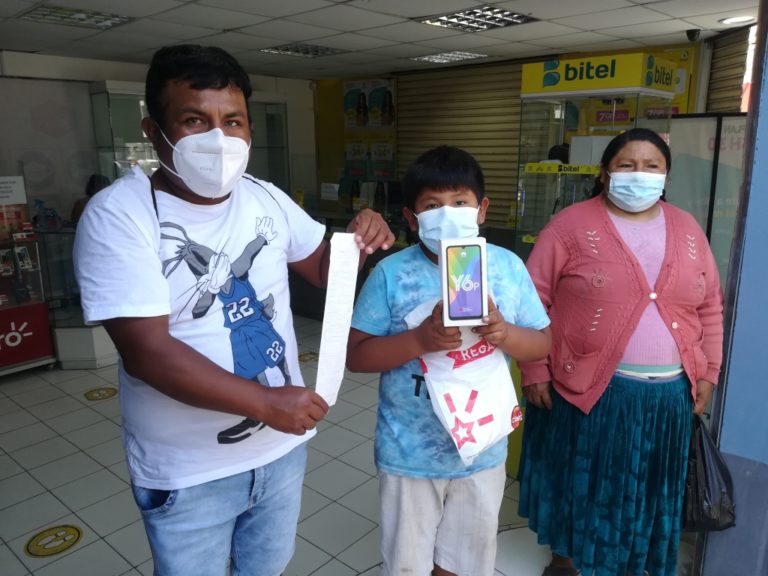 Luego de sufrir robo: Niño estudiante cuenta con nuevo equipo celular para sus clases escolares