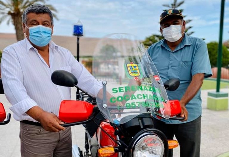 Municipio de Cocachacra entrega una motocicleta al alcalde de San Camilo