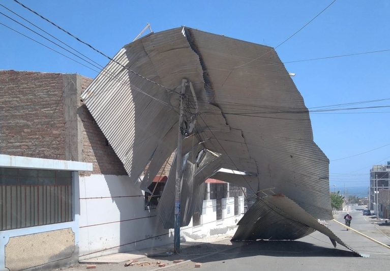 Fuertes vientos desprenden techo del local comunal de la AVIS César Vallejo