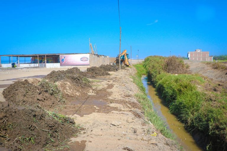 Punta de Bombón: Realizan trabajos de limpieza en canales  