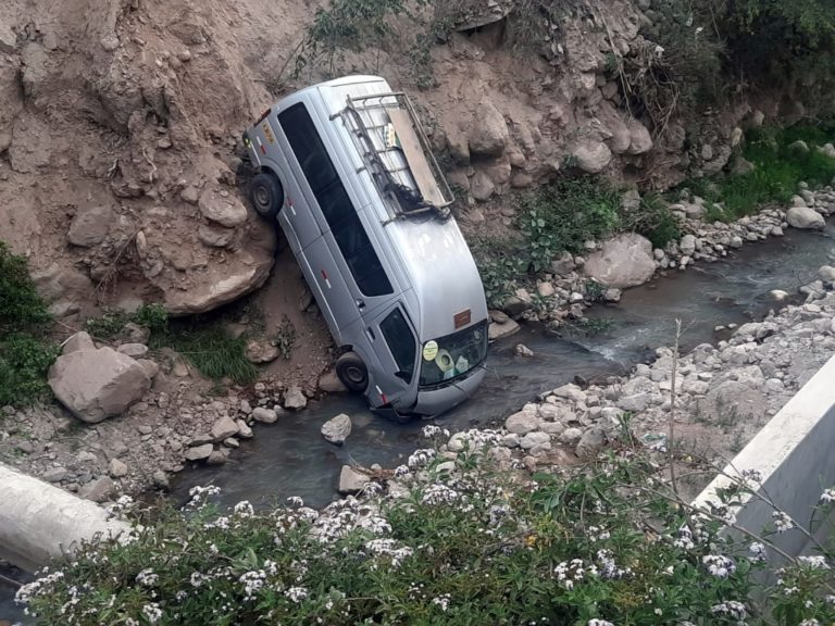 Minivan cayó al río Torata tras mala maniobra del conductor