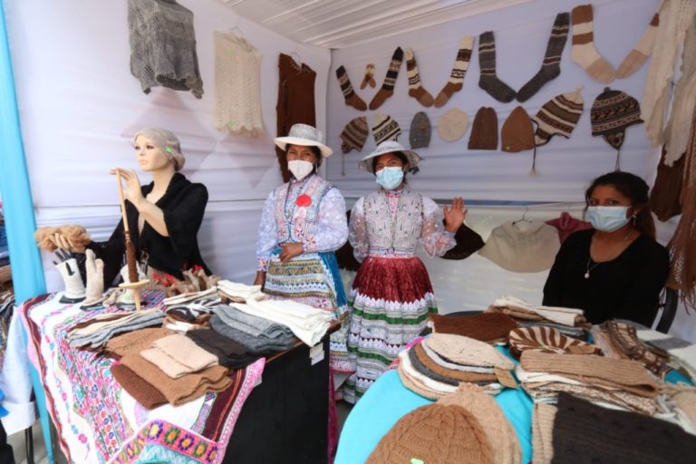 Mujeres ofrecen productos hechos a mano en Feria Artesanal de Yanahuara