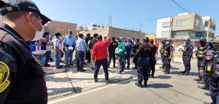 Trabajadores de construcción civil protestan por despidos arbitrarios