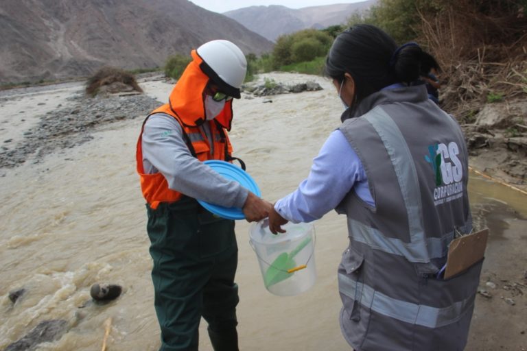 Municipio cocachacrino realiza toma de muestras de agua del río Tambo