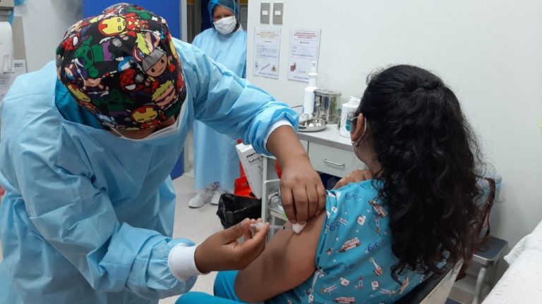 Personal de salud recibe segunda dosis de la vacuna contra la Covid-19