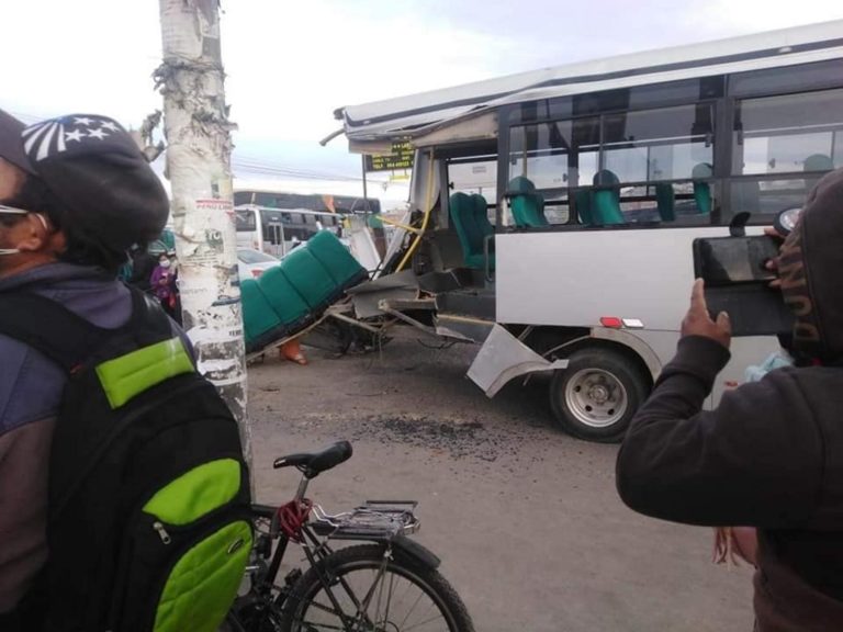 Dos heridos en violento choque de buses de servicio público en Arequipa