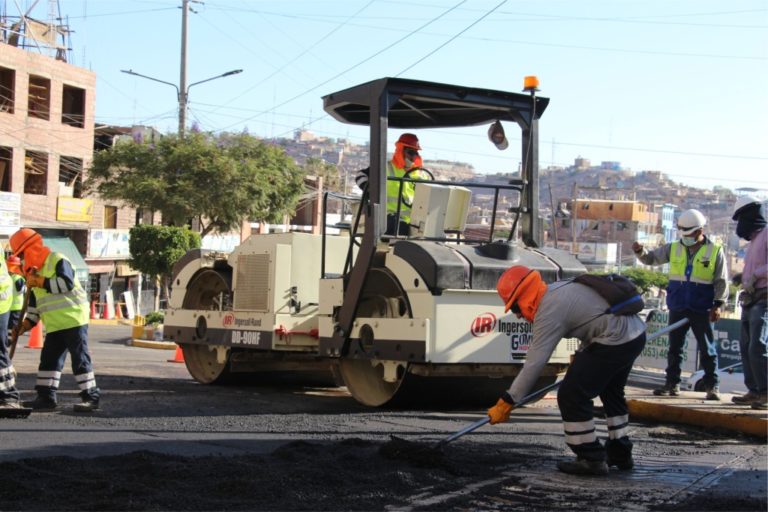 Aceleran trabajos de colocación de asfalto en caliente