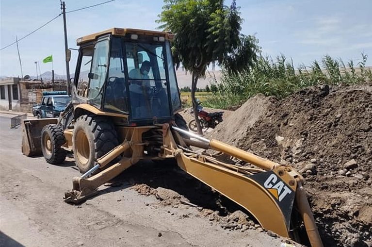 Cambian tubería matriz de desagüe en sector de Chile Chico en El Arenal