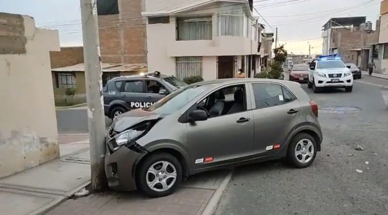 Choque de minibús y auto deja una persona herida en Alto Inclán