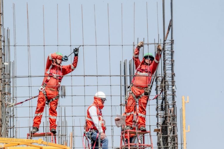 Empresas quieren pagar de manera mensual a obreros de construcción civil