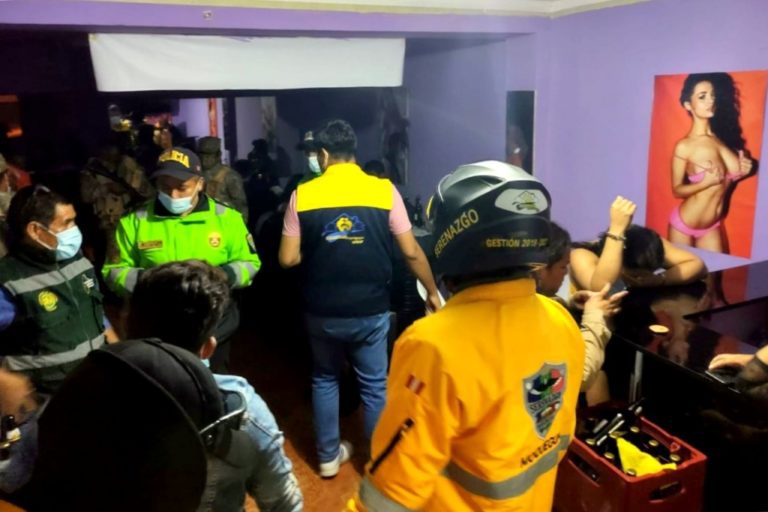 Moquegua: Intervienen a más de 30 en fiesta covid en hostal y bar clandestino