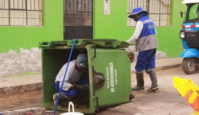 Limpian y desinfectan contenedores de basura en Cocachacra