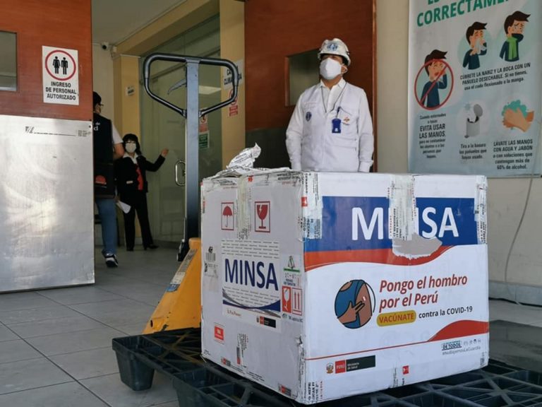 Más de 8 mil dosis de vacunas Pfizer llegan a Arequipa.