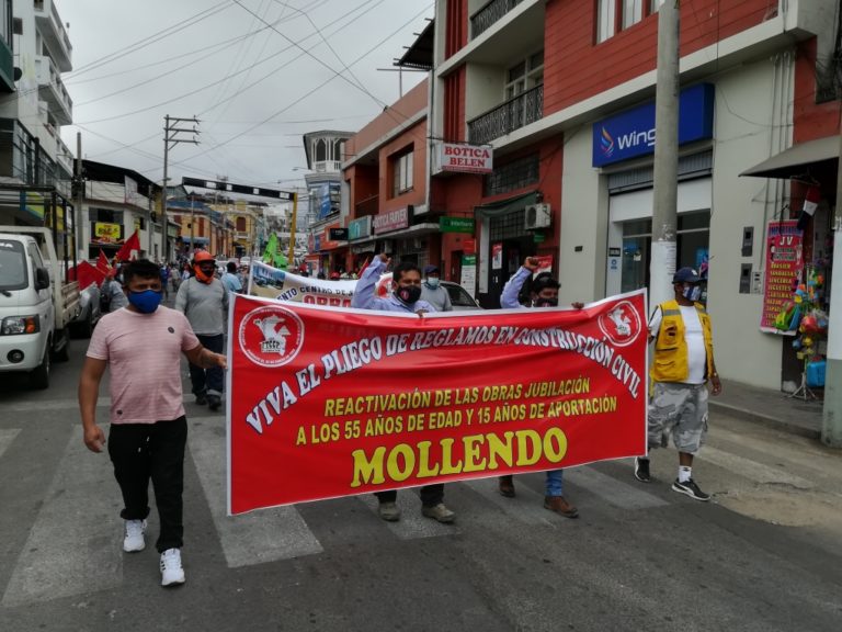 Obreros de construcción civil marchan exigiendo aumento salarial en Mollendo