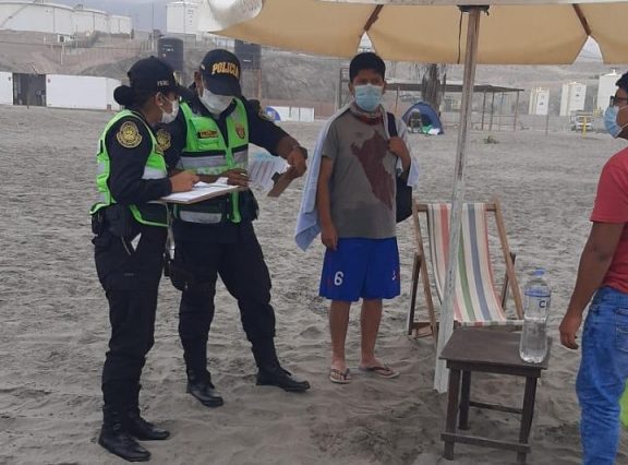Policía nacional en Mollendo aplica seis papeletas a infractores del DS 006