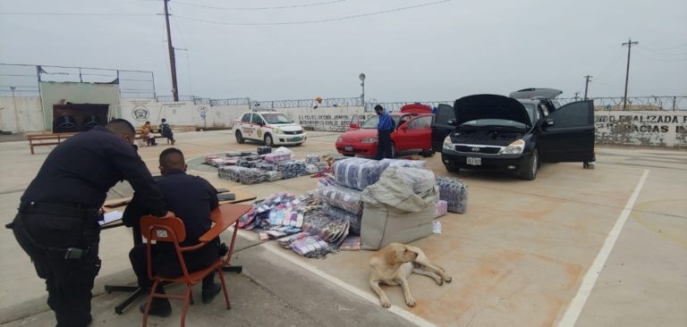 Intervienen 2 vehículos con ropa de contrabando en la costanera sur  