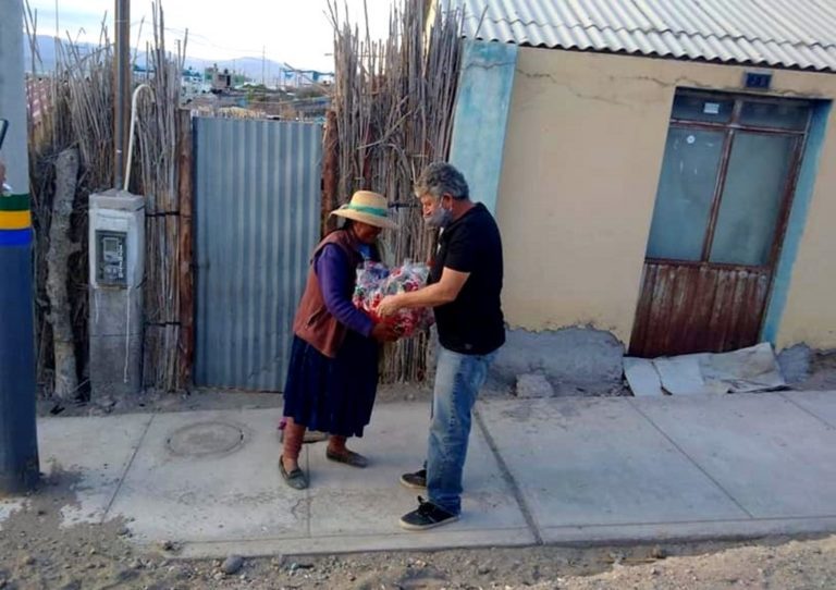 Ex alcalde punteño entrega canastas por el Día de la Madre