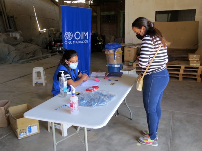 Entregan kit de alimentos a venezolanos en Moquegua e Ilo