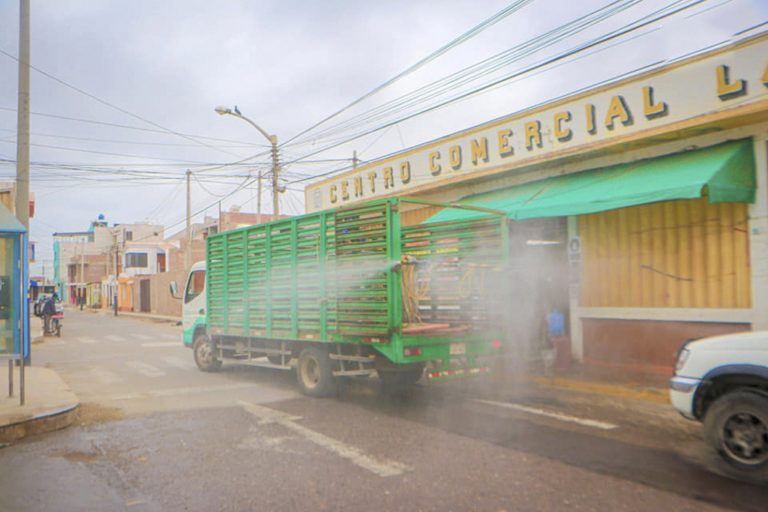 Municipios fumigan calles en Punta de Bombón