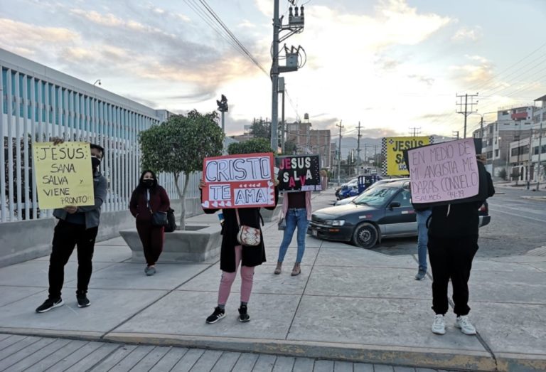 Jóvenes oran por los enfermeros de Covid y médicos de Hospital Regional