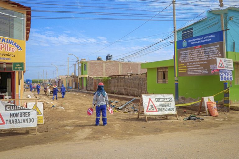 Punta de Bombón: Continúan avances en obras viales en barrio Santa Rosa