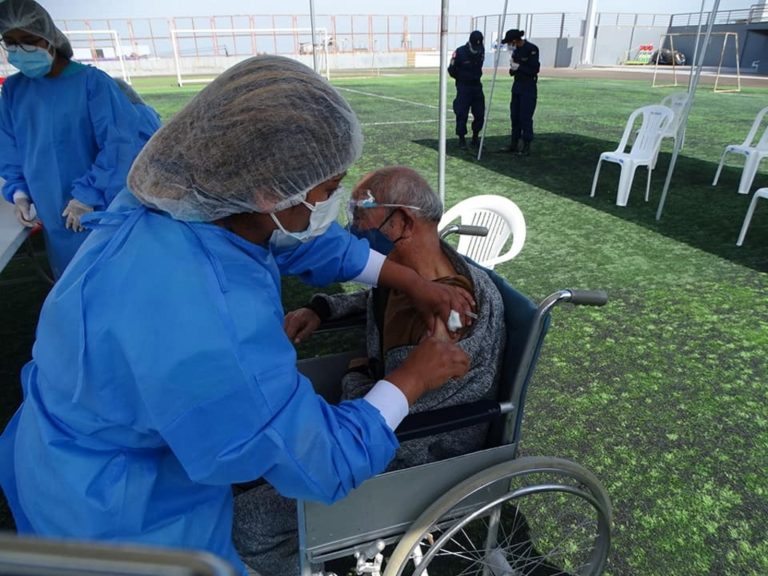 Inmunizan a 780 adultos mayores en segundo día de vacunación en Mollendo