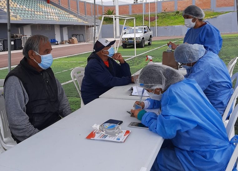 Completan tercer día de vacunación con algunos mayores de 65 años en Mollendo