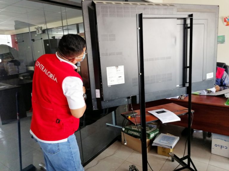 Contraloría detectó irregularidades en compra de pantallas interactivas para colegios en Moquegua