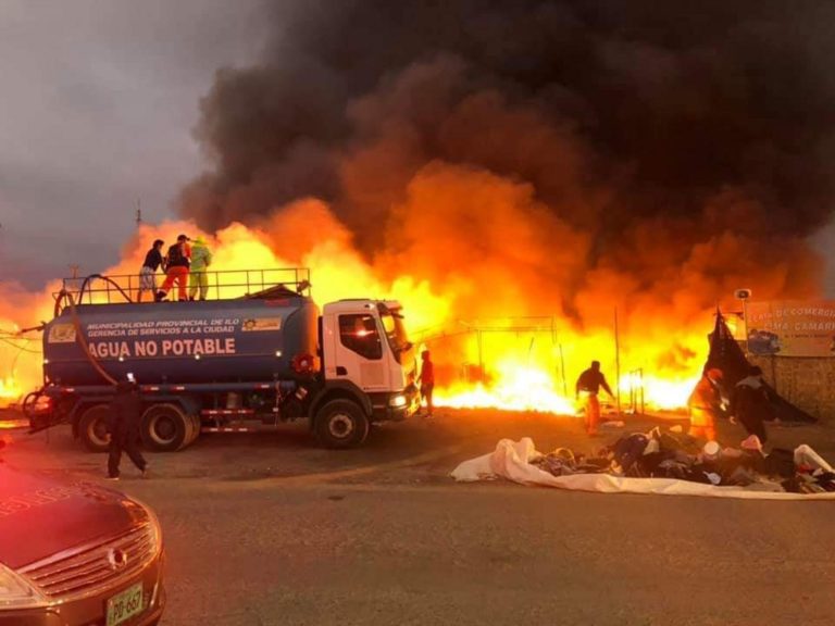Ilo: Voraz incendio consumió más de 50 puestos de la feria “Lima Gamarra”