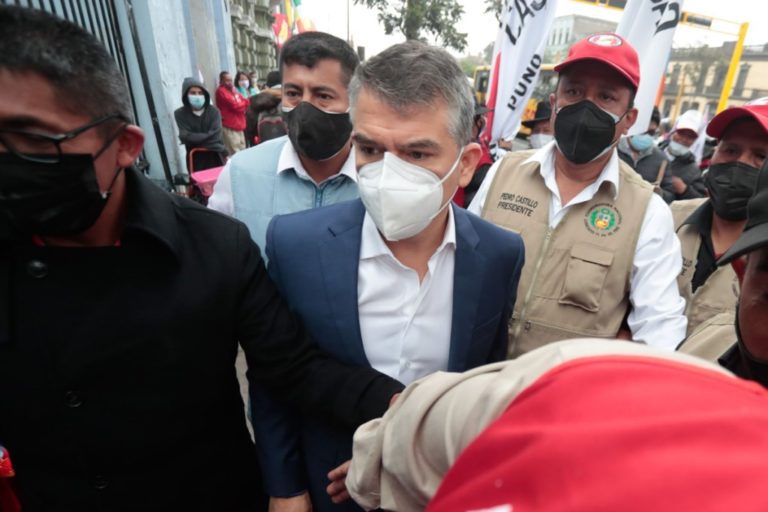 Dictan impedimento de salida del país por ocho meses para Julio Guzmán