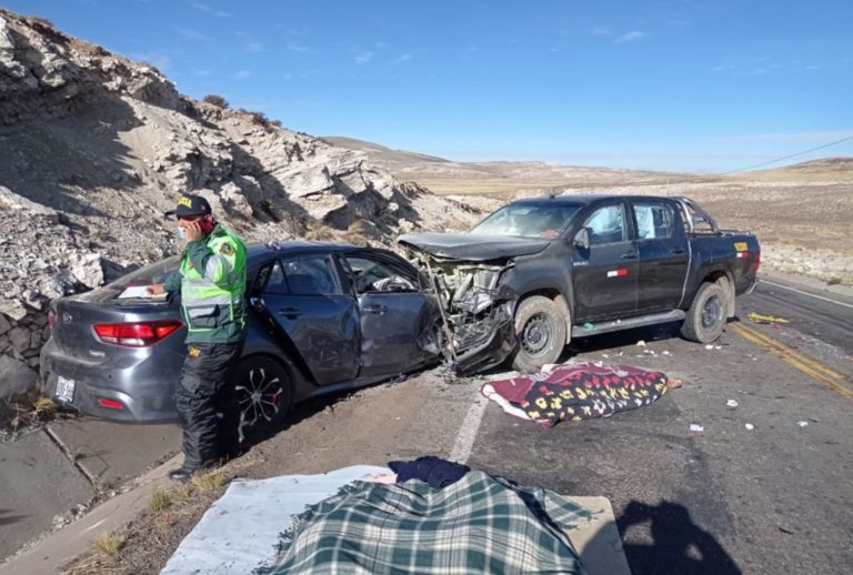 Cuatro personas mueren tras choque frontal de autos en vía Arequipa-Puno