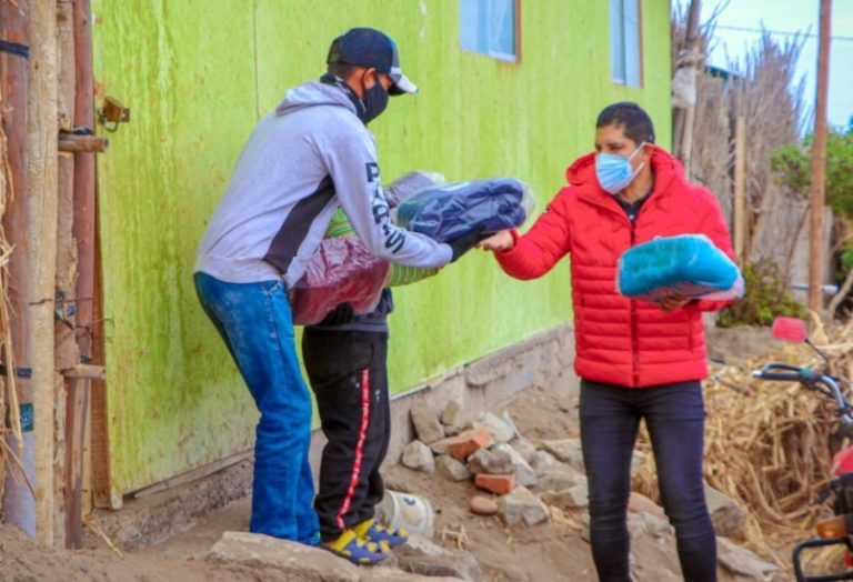 Alcalde de Punta de Bombón encabeza campaña ‘un abrigo, una sonrisa’