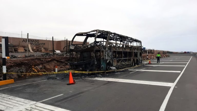 Matarani: bus de empresa CIVA se incendia y 51 pasajeros salvan de morir