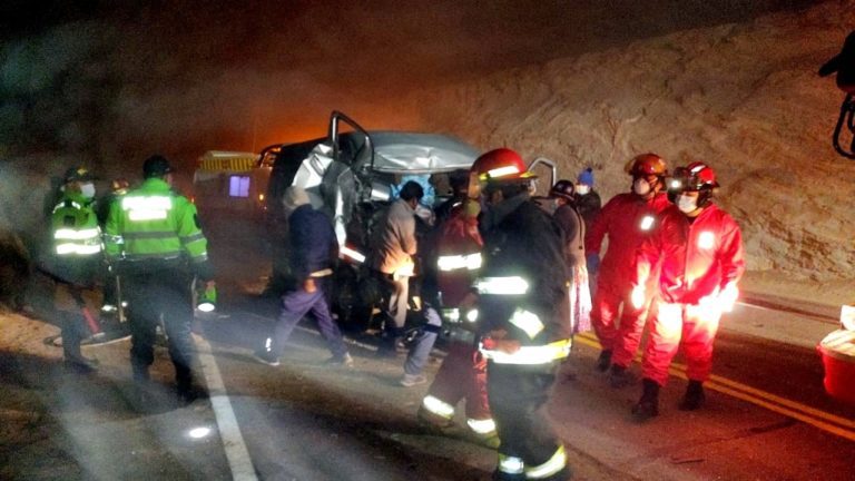 Ilo: Violento choque por alcance entre minivan y cisterna boliviano
