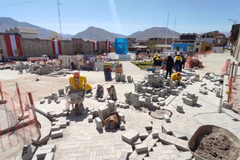 Alcalde Cárdenas destacó el trabajo artesanal de tallado de piedra hecha por obreros