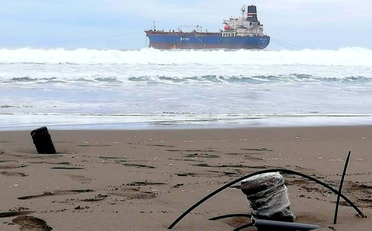 Terminal de combustibles: Monte Azul deja tuberías y cables expuestos en playa