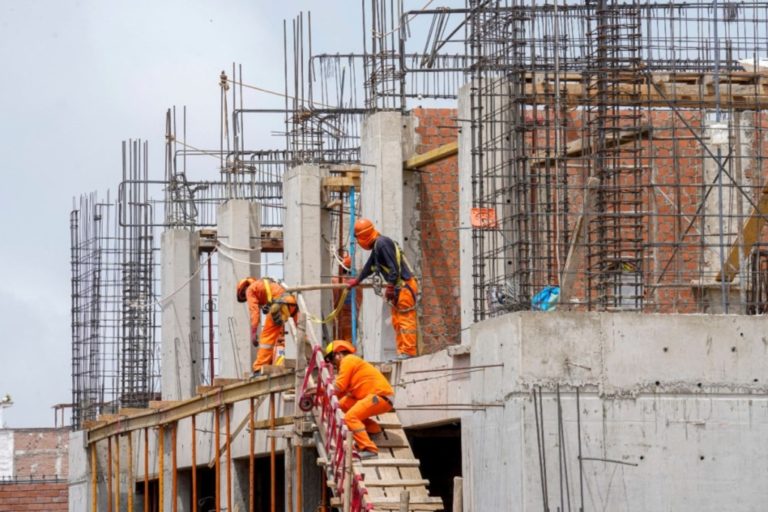 Ejecución de obras: alcaldes de Cuchumbaya y Coalaque aleccionan a colegas