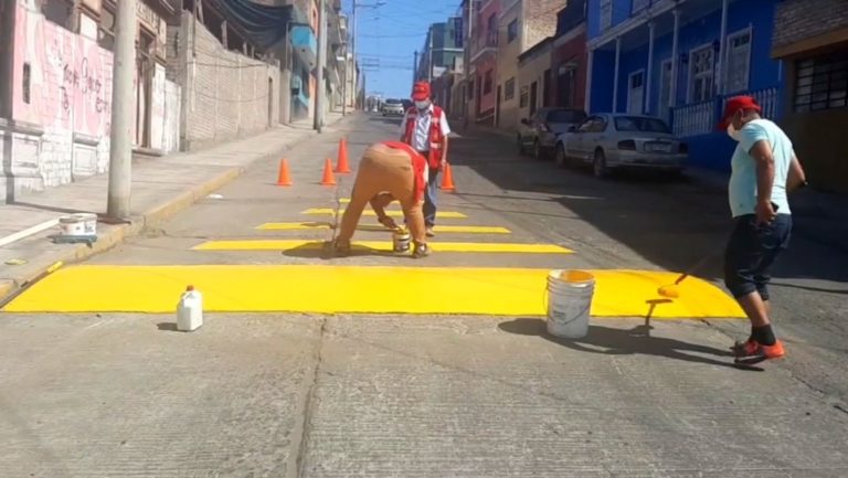 Pintan rompe muelles en calle Deán Valdivia, ante reclamos