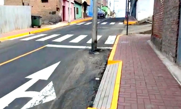 Mollendo: entregan veredas en calle Puno, pero poste queda en plena vía