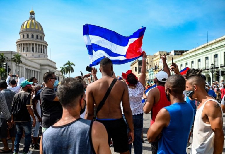 Crisis, pandemia e internet, los detonantes de las protestas en Cuba