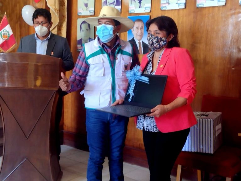 Municipio de Dean Valdivia sortea laptops entre maestros en su día 
