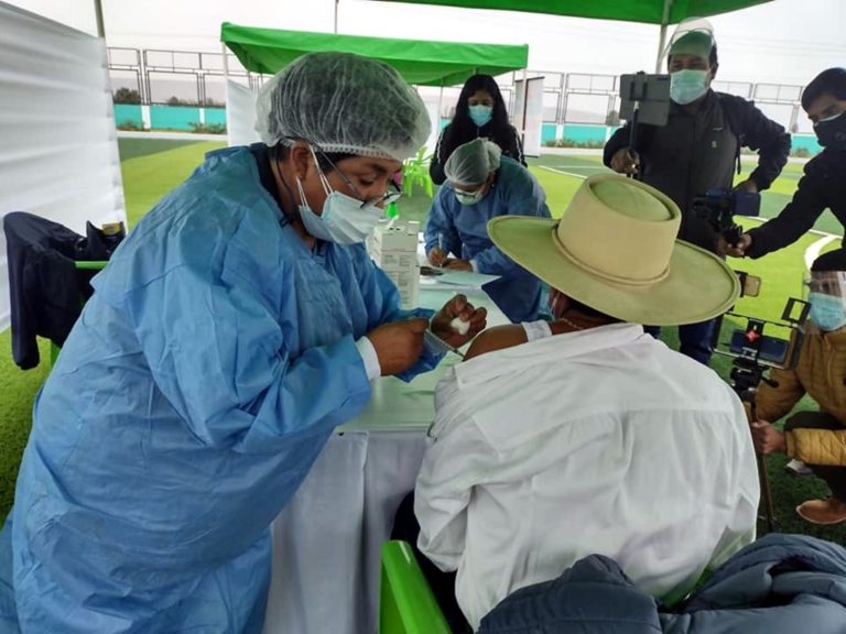 Vacunan a personas de 50 a 59 años en el distrito de Dean Valdivia