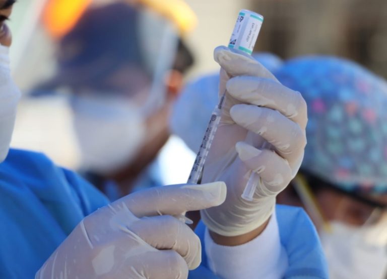 Perú alcanzó el 54 % de su población objetivo completamente vacunada
