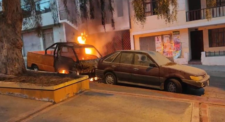 Ilo: Fuego consume vehículo en Miramar parte baja