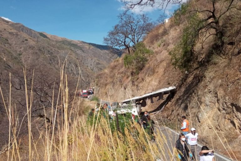 Al menos 15 fallecidos deja caída de bus a abismo en vía Cotabambas-Cusco