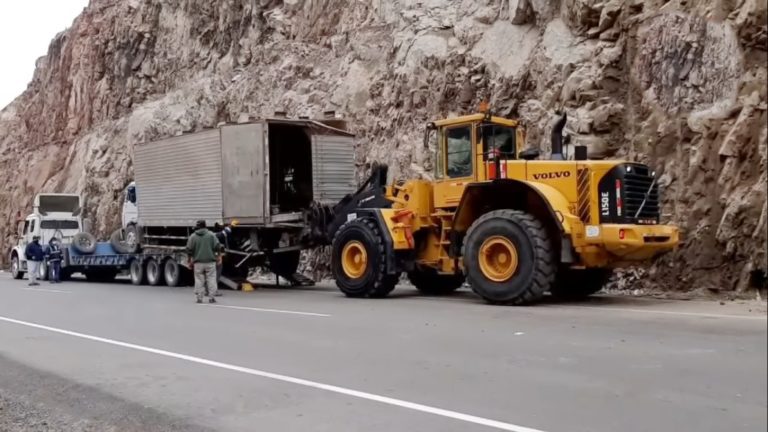 Costanera: Camión de empresa avícola choca contra montículo de rocas