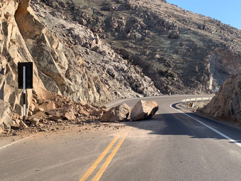 Caída de rocas bloquea carretera Matarani-Arequipa