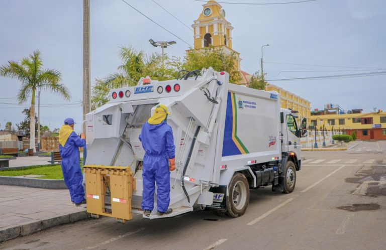 Entra en funcionamiento nuevo camión recolector de basura en Punta de Bombón